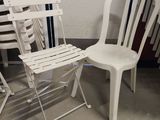 plusieurs chaises en plastique blanc et une chaise en plastique blanc dans une pièce
