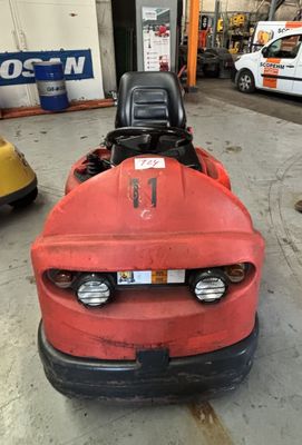 une photo d'une moto rouge garée dans un garage