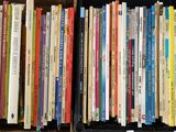 beaucoup de livres sur l'étagère dans la boîte