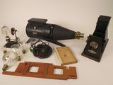 une table sur laquelle se trouvent une lampe, une ampoule, un livre et d'autres objets
