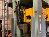 une grande machine installée dans un bâtiment