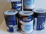 cinq pots de peinture Duluxx posés sur une table