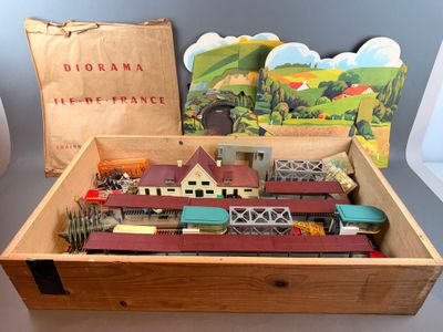une boîte en bois contenant un circuit de train miniature