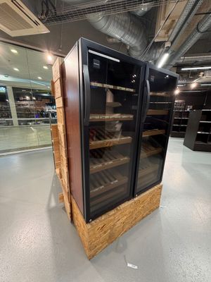 un vaste choix de caves à vin dans un magasin