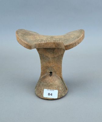 une photo d'un petit tabouret en bois sur lequel est accrochée une étiquette