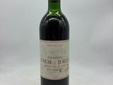 une bouteille de vin posée sur une table