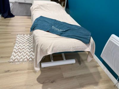 un lit sur lequel est posée une serviette, dans une chambre