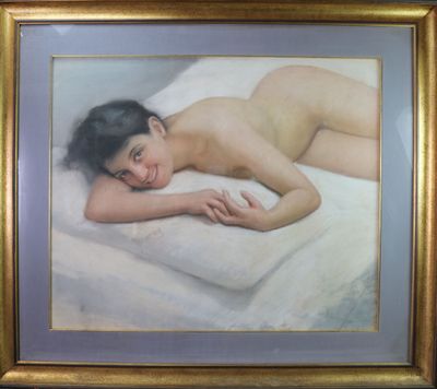 tableau représentant une femme nue allongée sur un oreiller, dans un cadre doré
