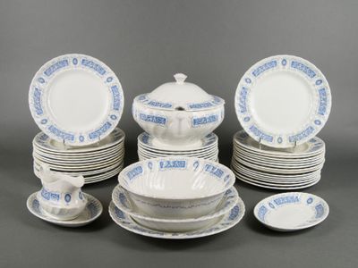 un grand nombre d'assiettes et de bols posés sur une table