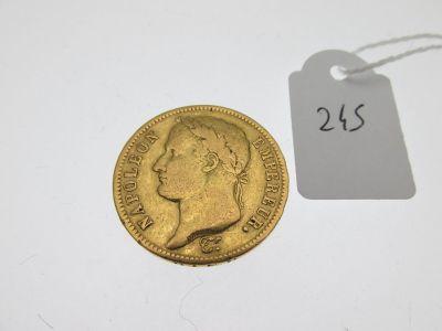 gros plan d'une pièce d'or portant une étiquette de prix