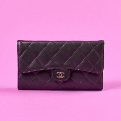 un sac à main Chanel noir sur fond rose
