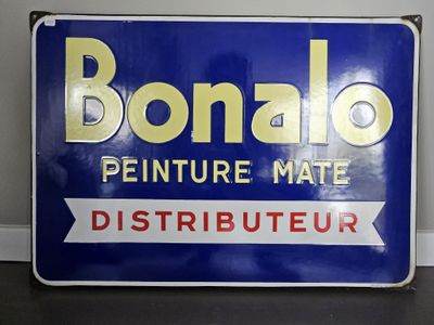 une vieille enseigne bleue et blanche faisant la promotion des distributeurs de meubles Bonalo Mate