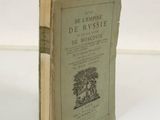 un vieux livre posé sur une table, sur fond blanc