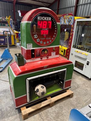 une machine dans laquelle se trouve un ballon de foot