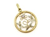 un pendentif en or orné d'un motif représentant une fleur et des feuilles