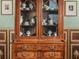 un meuble en bois avec une porte en verre au milieu d'une pièce