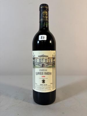 une bouteille de vin posée sur une table