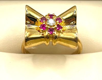 bague en or jaune sertie de pierres roses et blanches