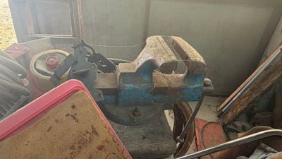 une petite machine qui se trouve dans un garage