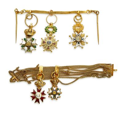 trois bracelets et broches plaqués or, ornés de croix et d'étoiles