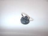 une bague posée sur une table blanche
