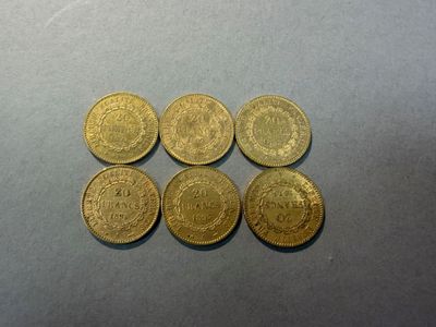 six pièces d'or posées les unes à côté des autres sur une table