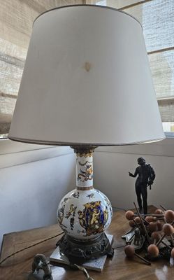 une lampe posée sur une table devant une fenêtre