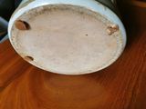 un vase marron et blanc posé sur une table en bois