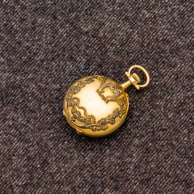 une image représentant un cadenas doré orné d'un motif de dragon