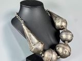 gros plan d'un collier sur un mannequin posé sur une table