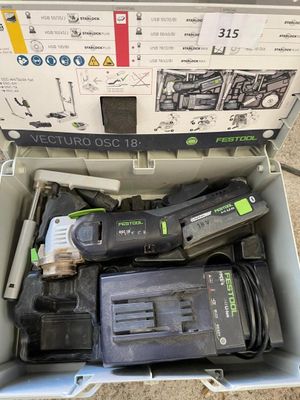 une boîte contenant des outils posée sur le sol
