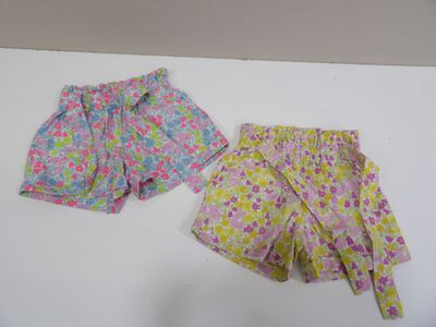 un short à motifs floraux roses et verts et un haut à motifs floraux roses et verts