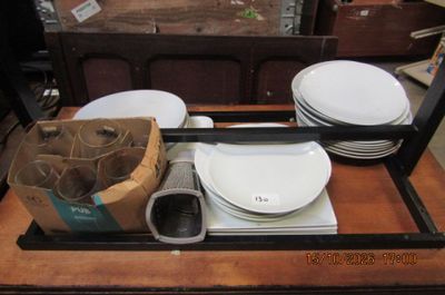 un plateau posé sur une table, sur lequel se trouvent des assiettes et des bols