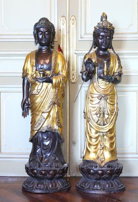 deux statues de Bouddha placées l'une à côté de l'autre sur un plancher en bois