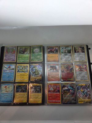 de nombreux types différents de cartes Pokémon sur une étagère