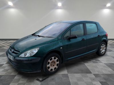 la photo d'une voiture verte garée dans un garage