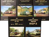 six livres présentant différents types de trains, exposés sur une surface blanche