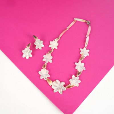 Parure en nacre et métal argenté à décor de fleurs comprenan…