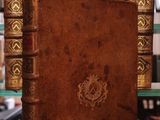 de nombreux livres anciens sur une étagère en verre dans un magasin