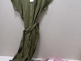 une chemise verte et une chemise rayée rose et blanche, à côté d'un pantalon gris