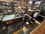 une table sur laquelle se trouvent de nombreux objets différents