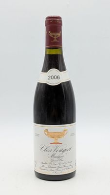 une bouteille de vin posée sur une table