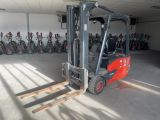 un chariot élévateur dans un entrepôt, avec de nombreux vélos en arrière-plan
