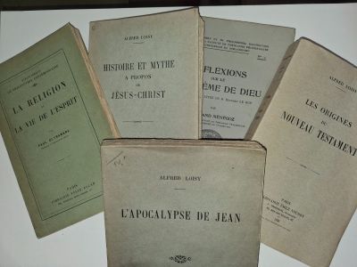 plusieurs livres sont empilés sur une table