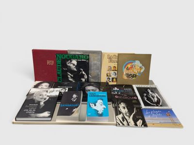 une image représentant une pile de livres posés sur une surface blanche