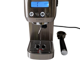 une machine à café reliée à une tasse à café