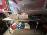 une table en métal sur laquelle sont posées plusieurs boîtes