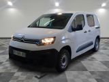 la camionnette blanche est garée dans une grande pièce au sol en damier