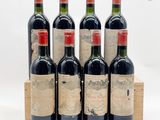 six bouteilles de vin rouge dans une caisse en bois sur fond blanc