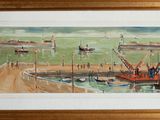 tableau représentant une scène de port avec des bateaux sur l'eau et des personnes se promenant sur la plage